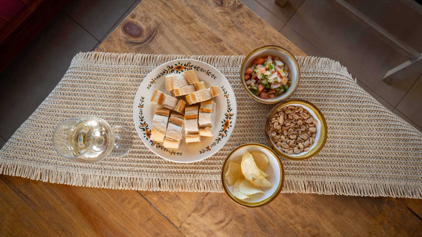 Mesa servida con comida casera